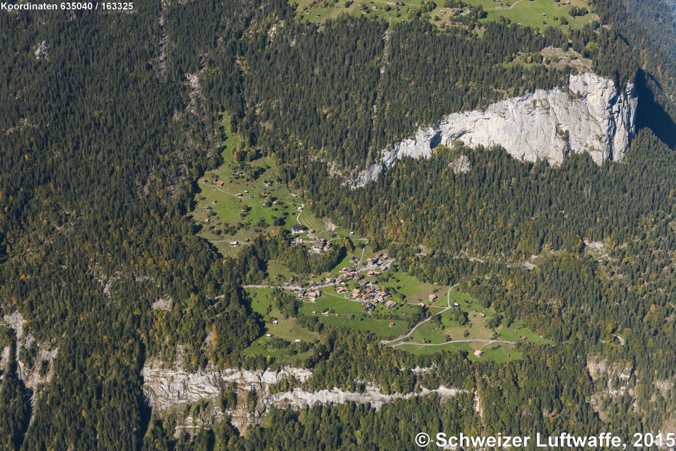 Isenfluh im Lauterbrunnental (Position 2'635'047.64, 1'163'398.40) Vom Dorf an den oberen Bildrand Mitte führend: Luftseilbahn nach Sulwald-Stübli.